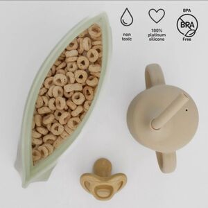 The lotus pouch